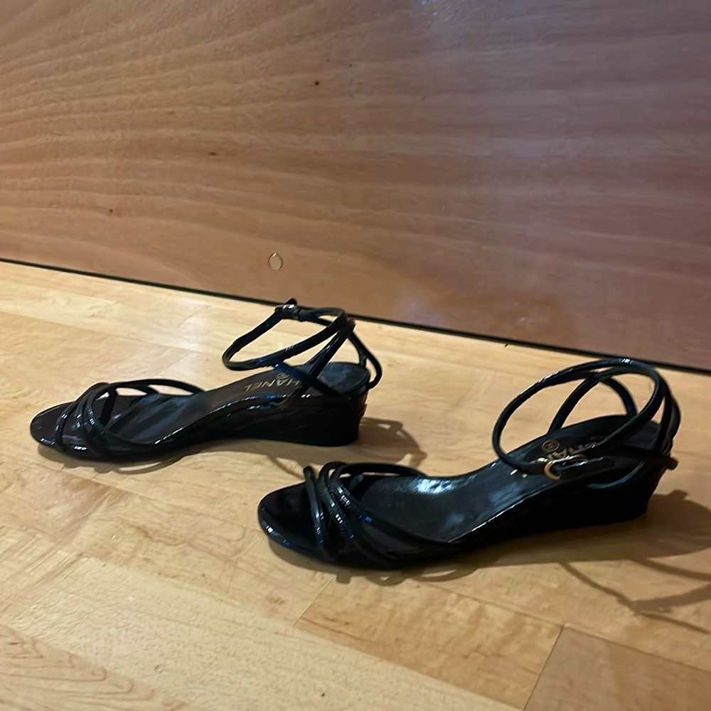 CHANEL Black MATELASSE Patent Leather COCO Mark Sandal, Size 39.5 UK, 9.5 US - Picture 4 of 8